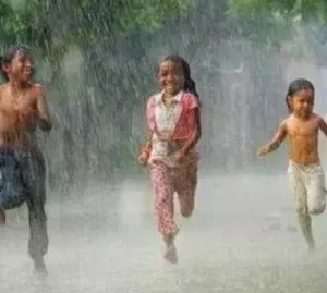 maanasoon kee pahalee baarish mein nahaana