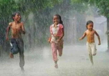 maanasoon kee pahalee baarish mein nahaana